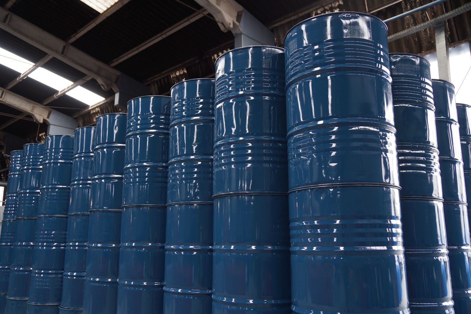 Tambores industriais recuperados armazenados na Megaquímica